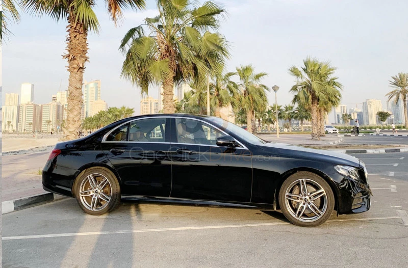 zwart Mercedes-Benz E200 2019 for rent in Dubai 7